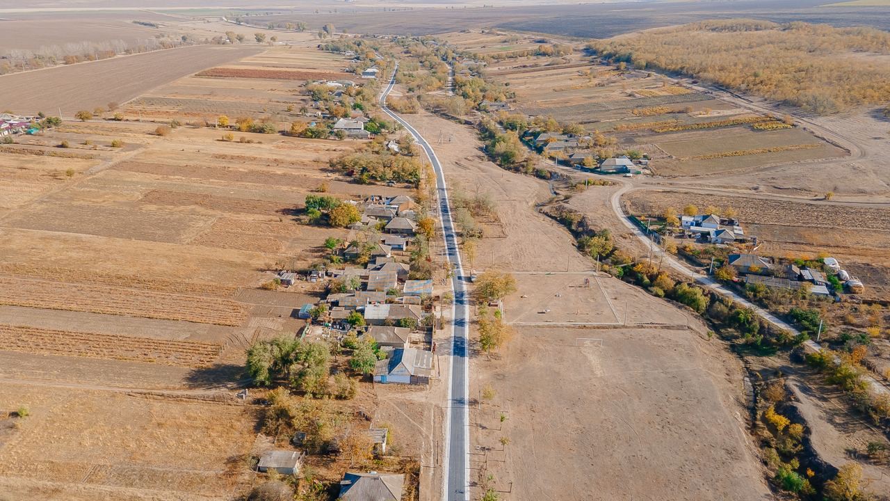 FOTO // Chioselia Rusă se schimbă la față. Una dintre străzile centrale a fost asfaltată de către Evghenia Guțul, cu ajutorul lui Șor