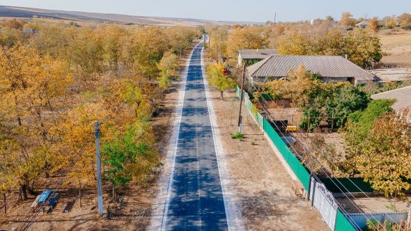 FOTO // Chioselia Rusă se schimbă la față. Una dintre străzile centrale a fost asfaltată de către Evghenia Guțul, cu ajutorul lui Șor