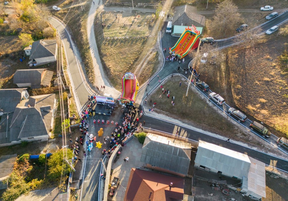 FOTO // Amplu proiect de modernizare totală a drumurilor, în satul Bulăiești, raionul Orhei. 90% din drumurile din sat, reparate de echipa lui Șor