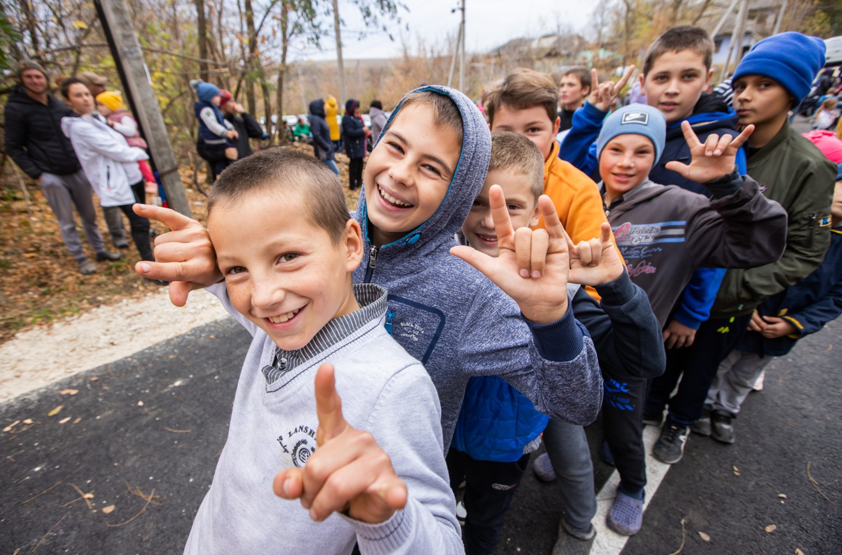 FOTO // Operațiunea „Asfalt"! În satul Nicolaevca, raionul Florești, 90% din rețeaua de drumuri a fost asfaltată de către echipa lui Șor