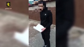 Un tânăr, reținut în timp ce oferea alegătorilor câte 50 de euro