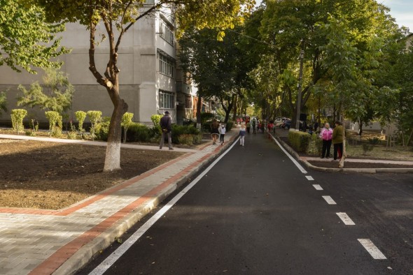 FOTO // Vor să facă concurență capitalei. Reacția locuitorilor după finalizarea lucrărilor de modernizare de pe strada Iona Iakir din Orhei