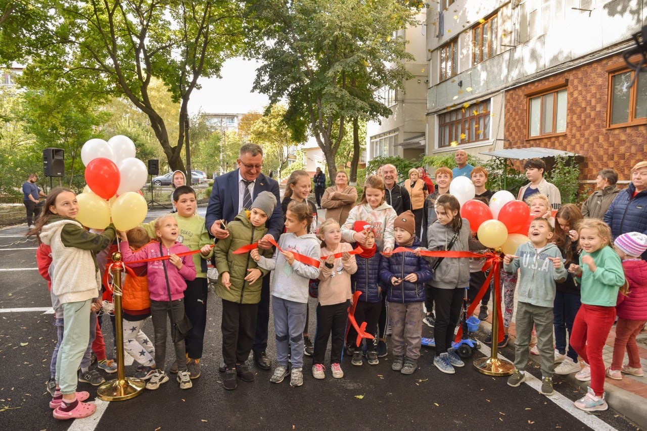 FOTO // Vor să facă concurență capitalei. Reacția locuitorilor după finalizarea lucrărilor de modernizare de pe strada Iona Iakir din Orhei