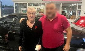 FOTO // Gigi Becali, desculţ într-o benzinărie din România. Imagine virală cu multi-milionarul din țara vecină