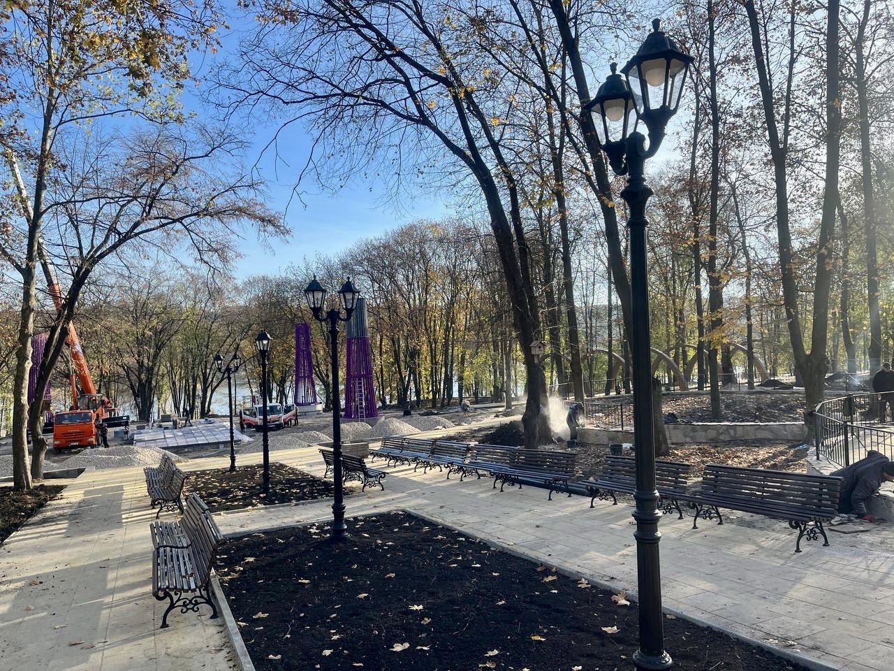 FOTO // Arbori, terenuri de joacă și pentru sport, zone de recreere, un havuz și chiar o ieșire pe lac. La Orhei se construiește un nou parc