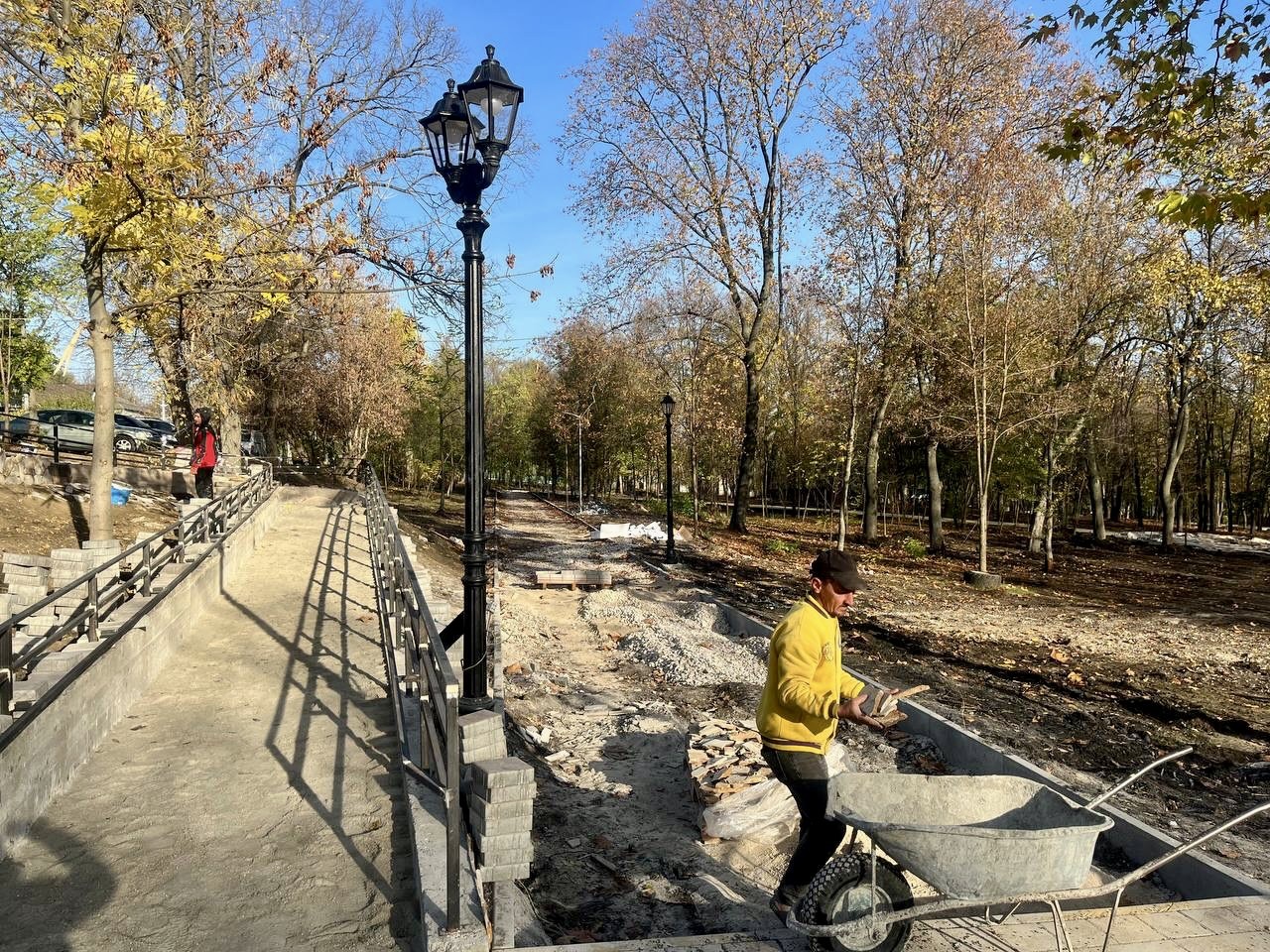 FOTO // Arbori, terenuri de joacă și pentru sport, zone de recreere, un havuz și chiar o ieșire pe lac. La Orhei se construiește un nou parc