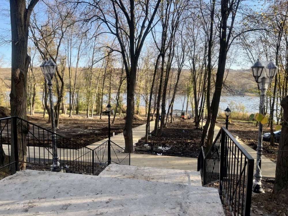 FOTO // Arbori, terenuri de joacă și pentru sport, zone de recreere, un havuz și chiar o ieșire pe lac. La Orhei se construiește un nou parc