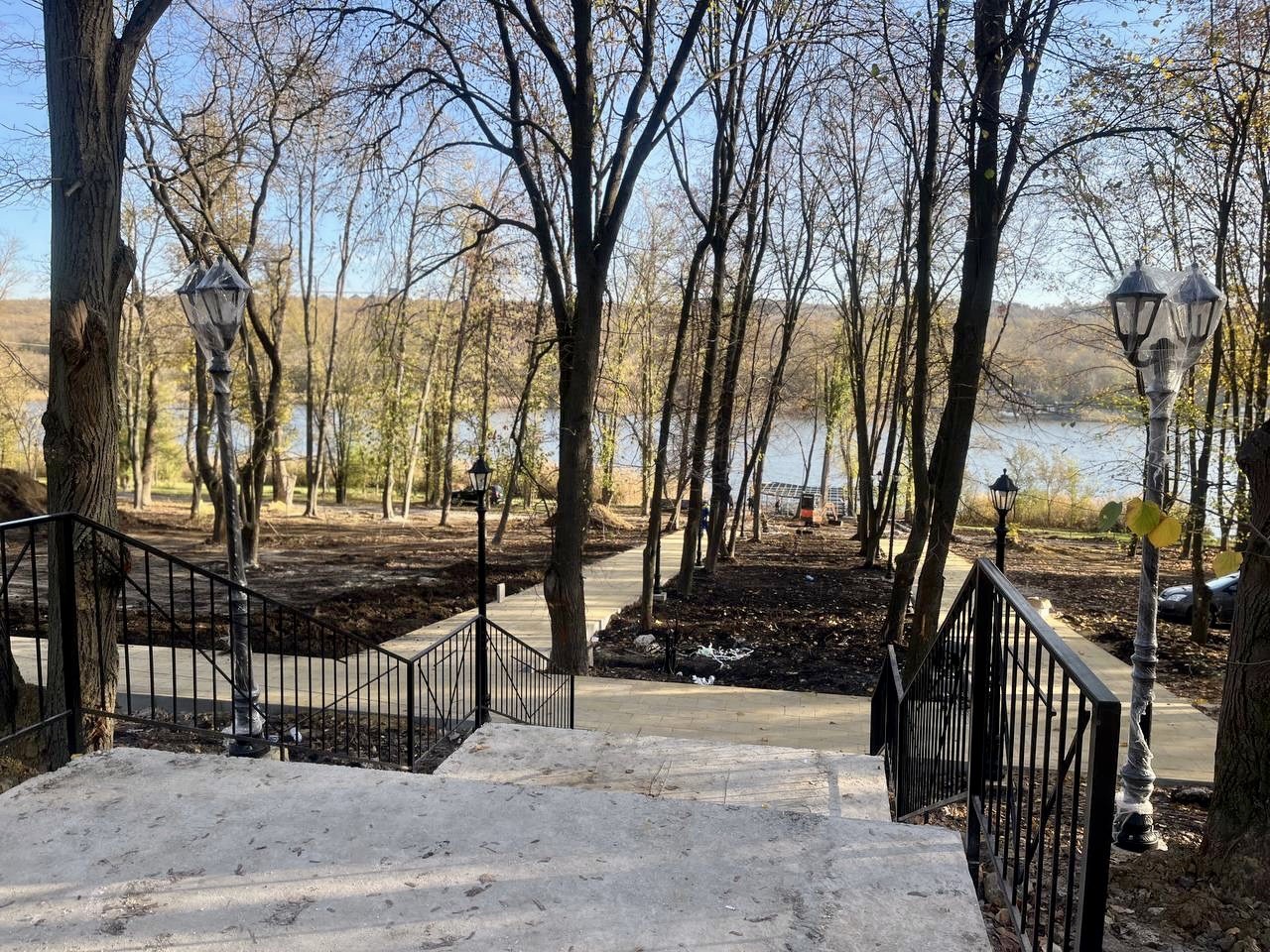 FOTO // Arbori, terenuri de joacă și pentru sport, zone de recreere, un havuz și chiar o ieșire pe lac. La Orhei se construiește un nou parc