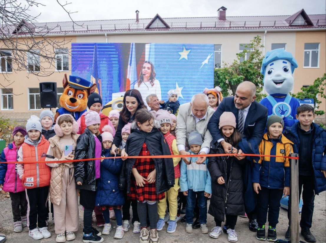Cadou pentru copiii și tinerii din satul Dezginja: Un centru social pentru tineret deschise în sat de echipa Evgheniei Guțul, cu sprijinul lui Ilan Șor