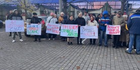 Angajații Curții de Apel Bălți, care vor analiza contestația depusă de Arina Corsicova privind excluderea sa din turul doi de scrutin la Bălți, au fost întâmpinați cu un flashmob
