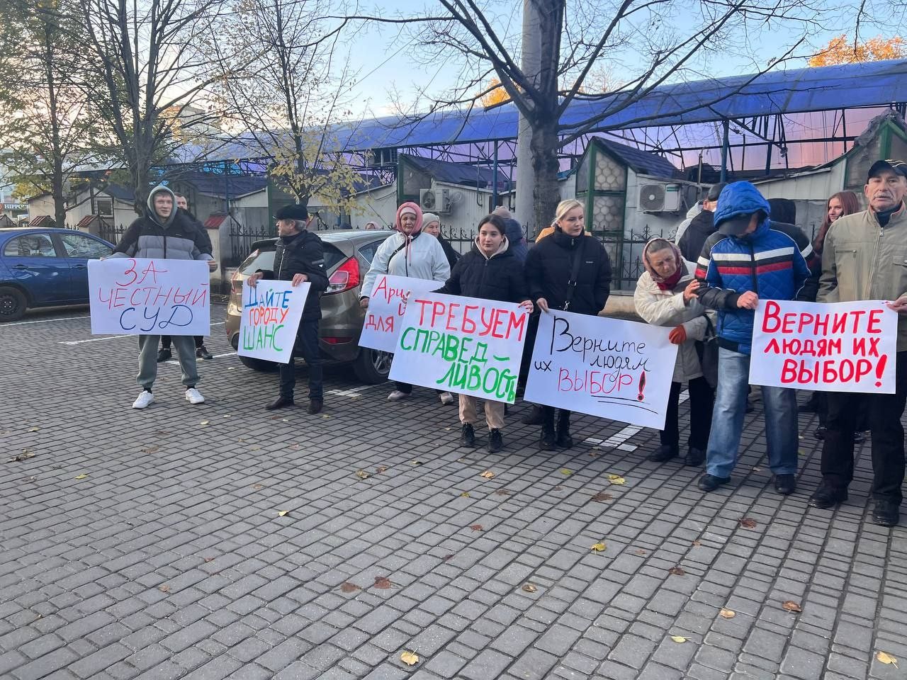 Angajații Curții de Apel Bălți, care vor analiza contestația depusă de Arina Corsicova privind excluderea sa din turul doi de scrutin la Bălți, au fost întâmpinați cu un flashmob