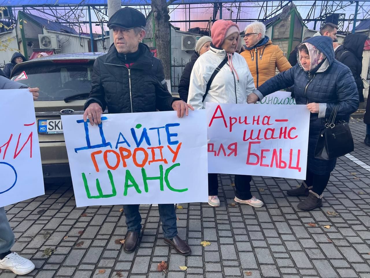 Angajații Curții de Apel Bălți, care vor analiza contestația depusă de Arina Corsicova privind excluderea sa din turul doi de scrutin la Bălți, au fost întâmpinați cu un flashmob