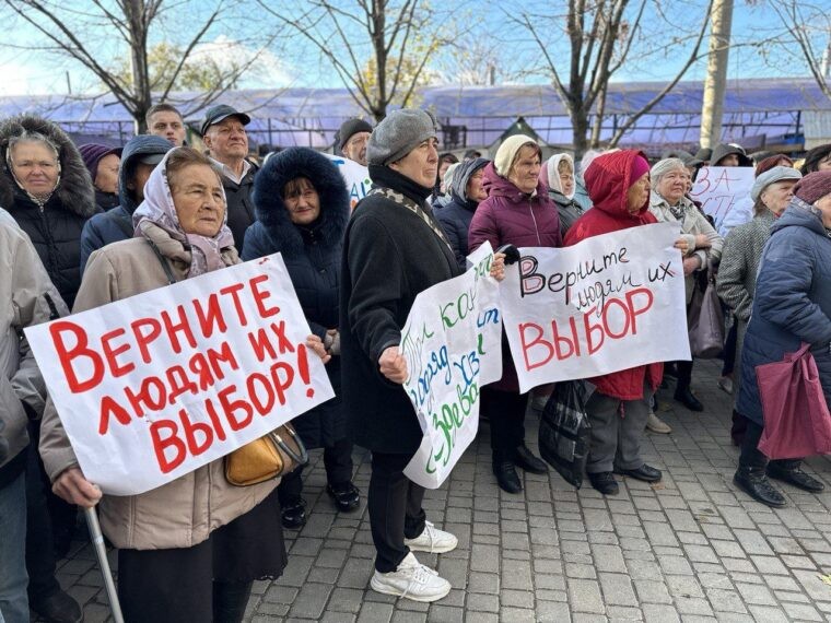 FOTO // Protest masiv la Bălți. Sute de oameni au venit la Curtea de Apel pentru a cere dreptate în cazul Arinei Corșicova