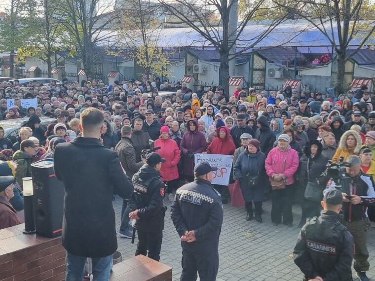 FOTO // Protest masiv la Bălți. Sute de oameni au venit la Curtea de Apel pentru a cere dreptate în cazul Arinei Corșicova