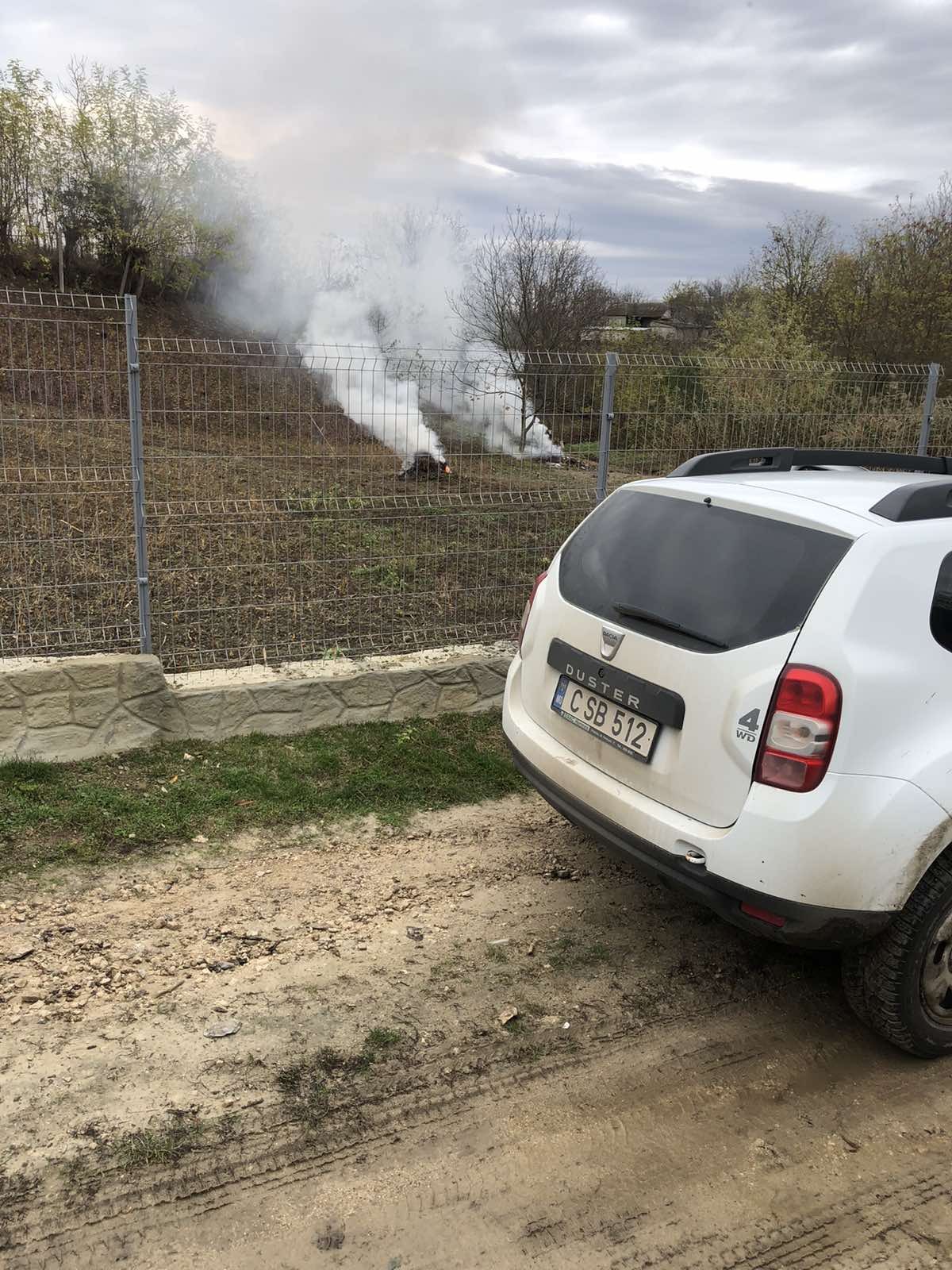 FOTO // Un bărbat din Orhei, amendat pentru că a dat foc la frunzele din grădină