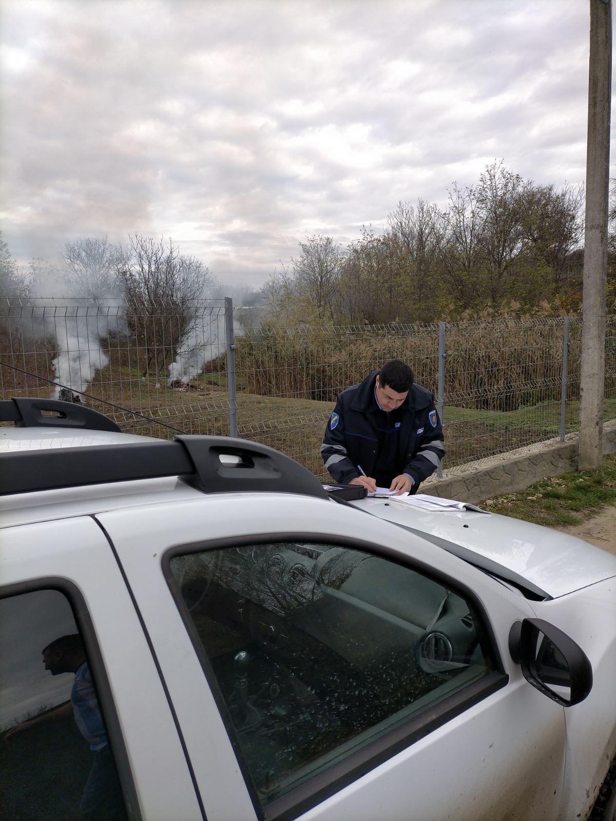 FOTO // Un bărbat din Orhei, amendat pentru că a dat foc la frunzele din grădină