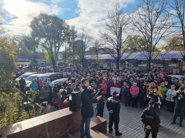 FOTO // Protest masiv la Bălți. Sute de oameni au venit la Curtea de Apel pentru a cere dreptate în cazul Arinei Corșicova