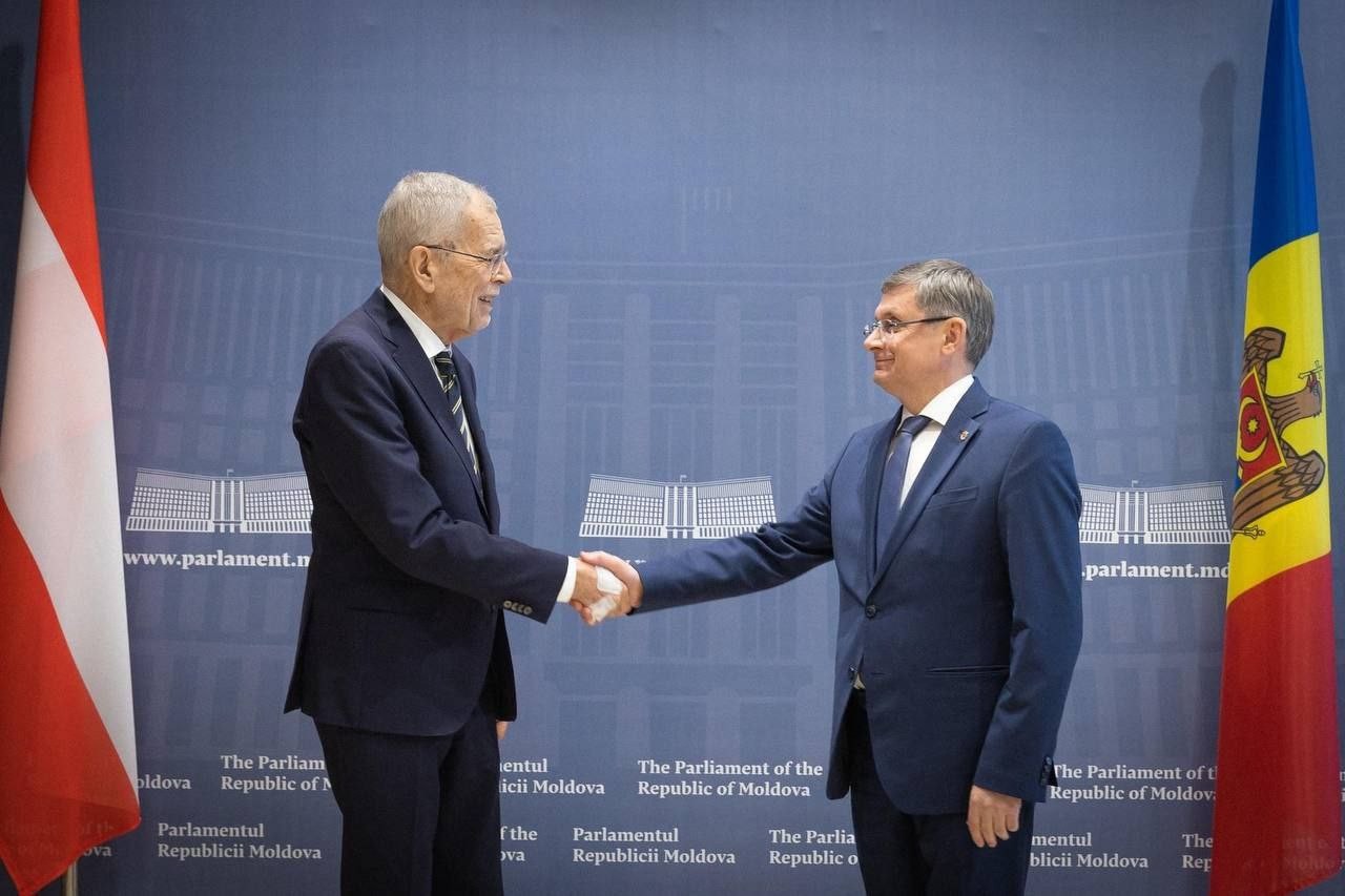 Câinele Maiei Sandu l-a mușcat pe președintele Austriei