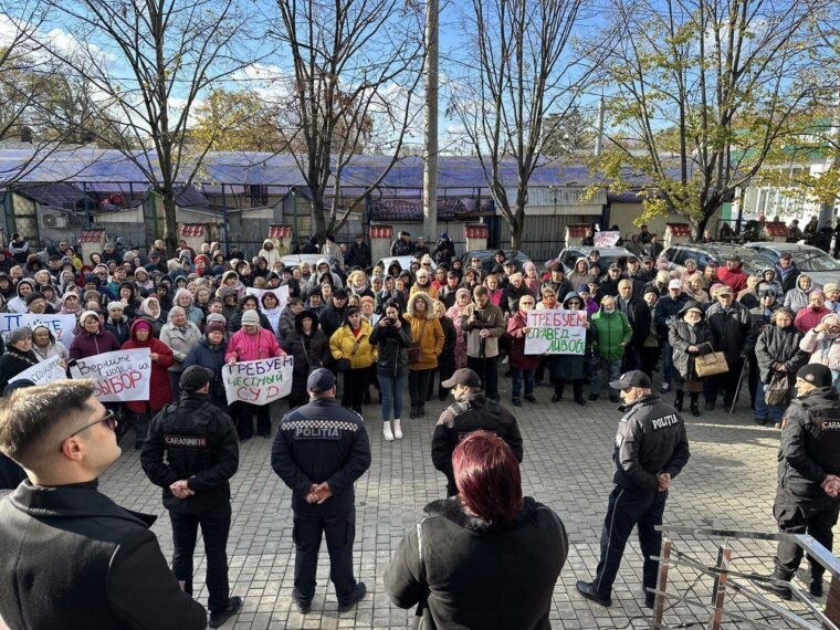 FOTO // Protest masiv la Bălți. Sute de oameni au venit la Curtea de Apel pentru a cere dreptate în cazul Arinei Corșicova