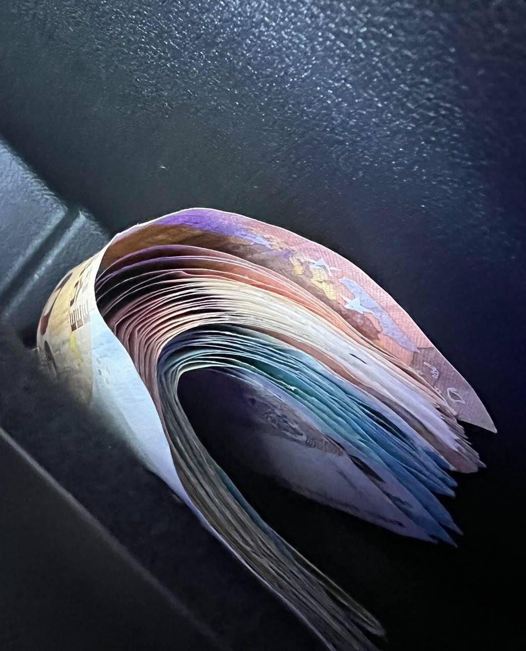 Au depistat un șofer beat și au solicitat 1500 de Euro. Doi polițiști de patrulare au ajuns pe mâna CNA