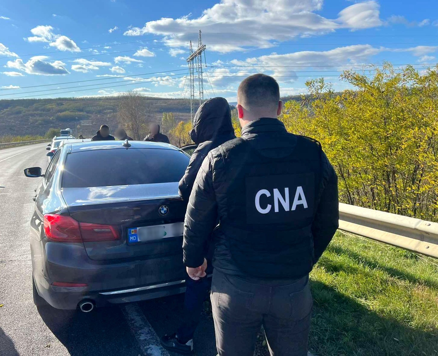 Au depistat un șofer beat și au solicitat 1500 de Euro. Doi polițiști de patrulare au ajuns pe mâna CNA
