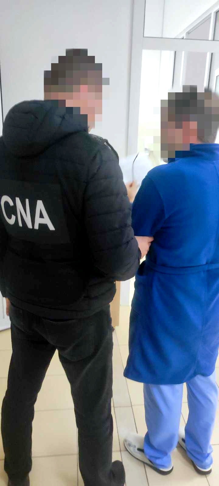 Medicul-șef al Centrului Perinatologic Bălți, reținut de CNA, după ce ar fi cerut bani pentru asistarea unei nașteri