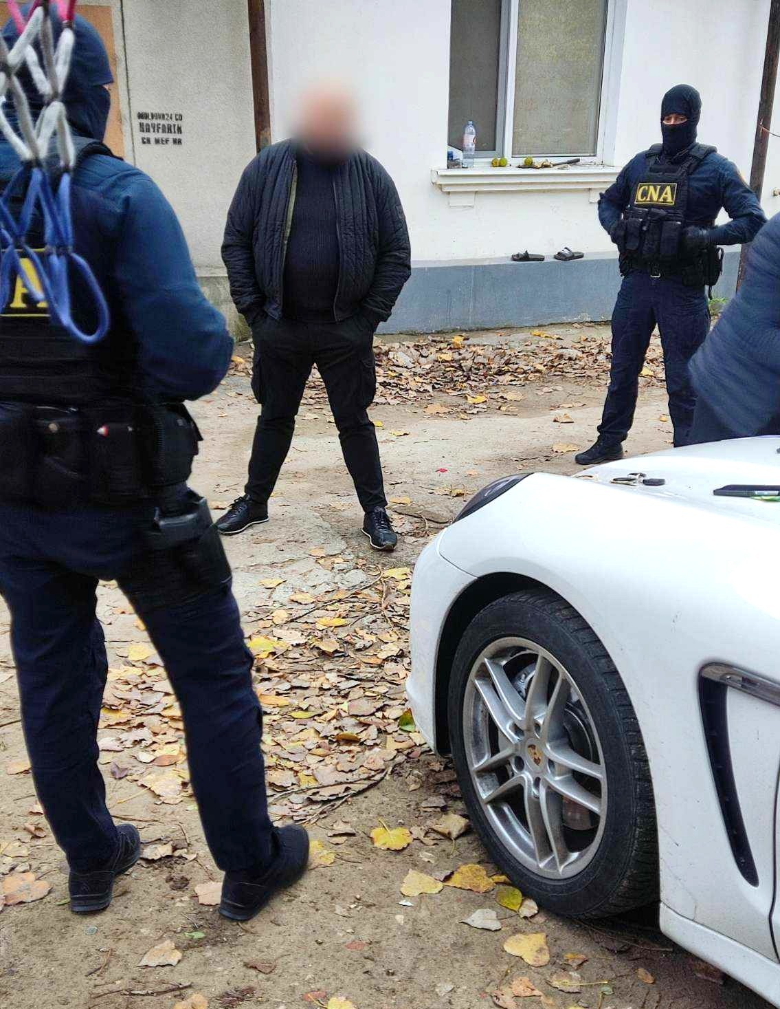 FOTO // Un ofițer de investigații, reținut de CNA în flagrant, cu mită de 2000 de euro