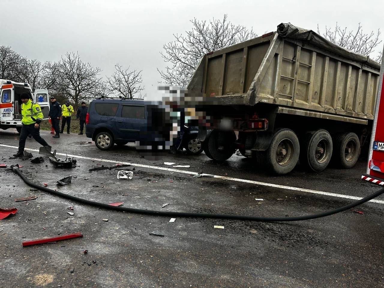 FOTO // Accident TERIBIL la Soroca. Două persoane au murit
