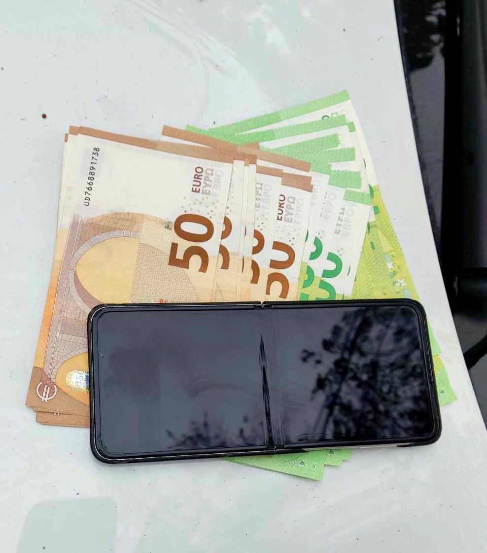 FOTO // Un ofițer de investigații, reținut de CNA în flagrant, cu mită de 2000 de euro
