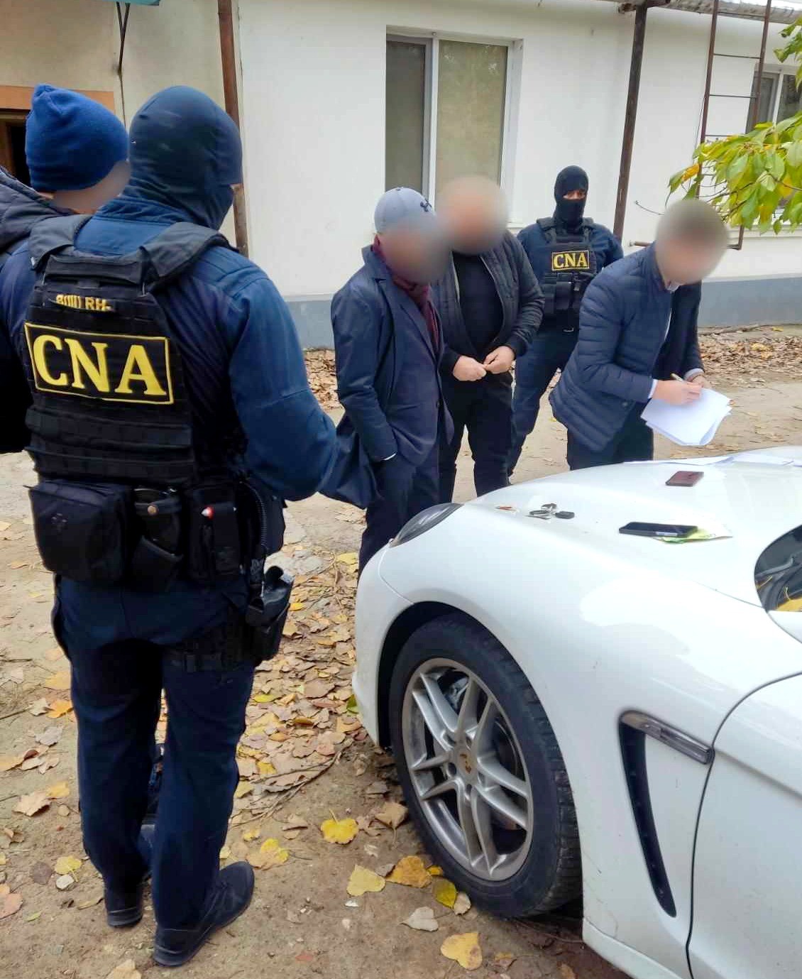 FOTO // Un ofițer de investigații, reținut de CNA în flagrant, cu mită de 2000 de euro