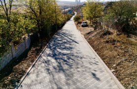 FOTO // Vești bune pentru locuitorii din Bugeac. Echipa Evgheniei Guțul a instalat pavaj pe un drum de 800 de metri