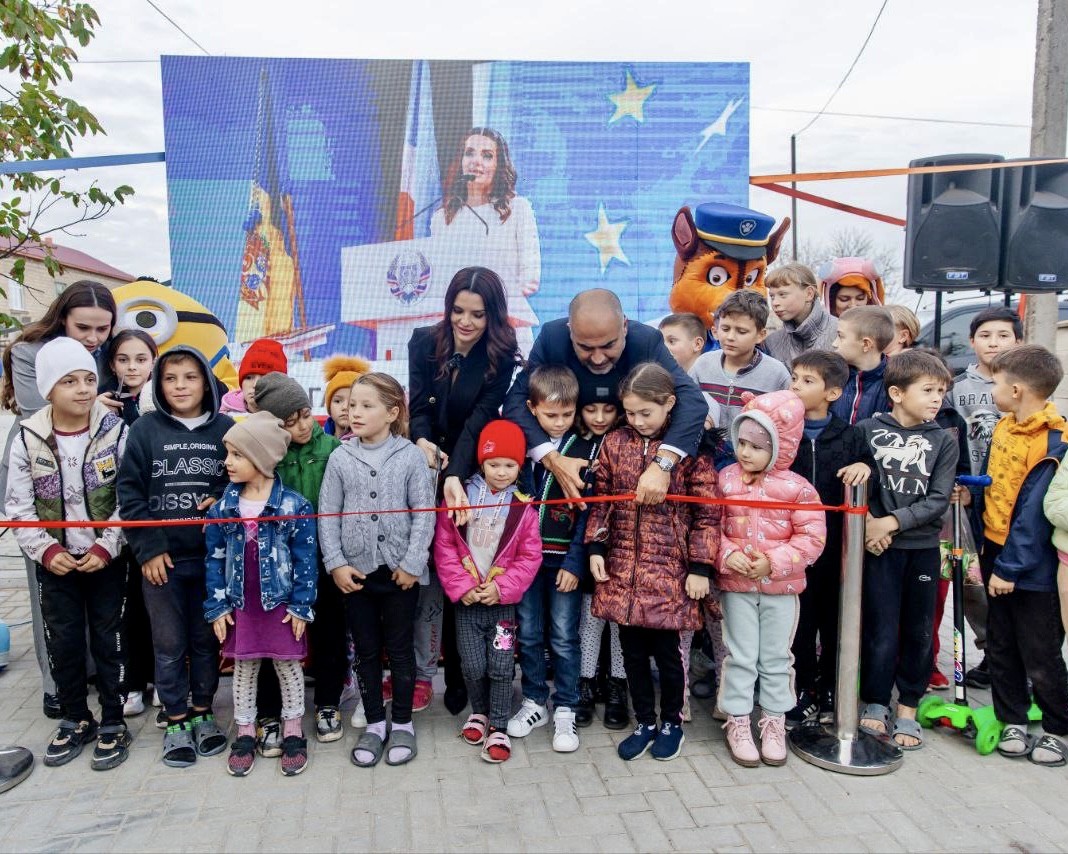 FOTO // Vești bune pentru locuitorii din Bugeac. Echipa Evgheniei Guțul a instalat pavaj pe un drum de 800 de metri