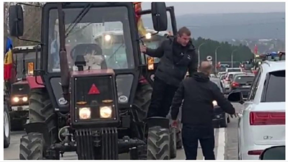 Protestul Fermierilor: Un șofer supărat că au blocat traficul, la un pas de a se lua la bătaie cu un agricultor