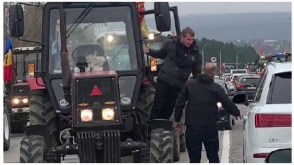 Protestul Fermierilor: Un șofer supărat că au blocat traficul, la un pas de a se lua la bătaie cu un agricultor