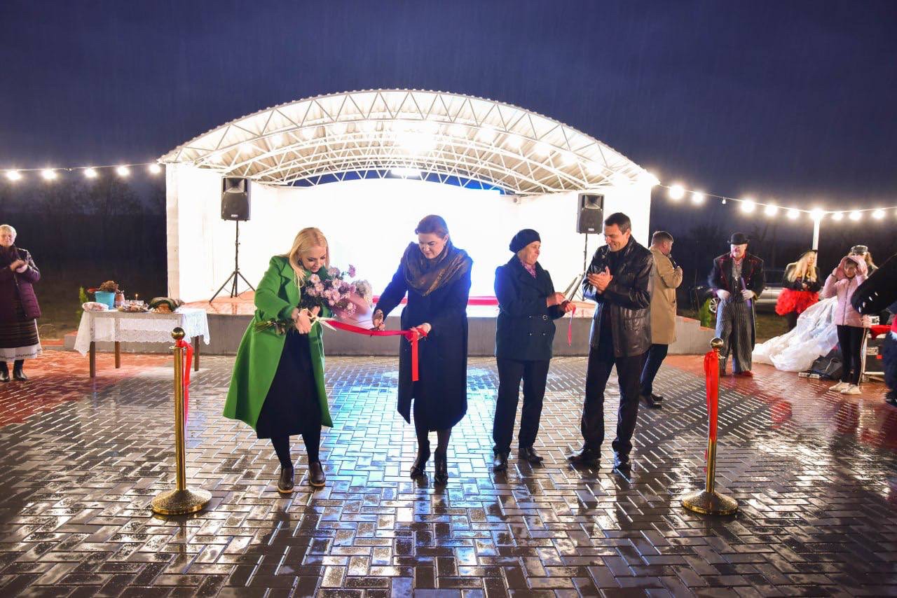 FOTO // Eveniment multașteptat în satul Piatra din Orhei: S-au finalizat lucrările de construcție a estradei de vară și de reamenajare a parcului