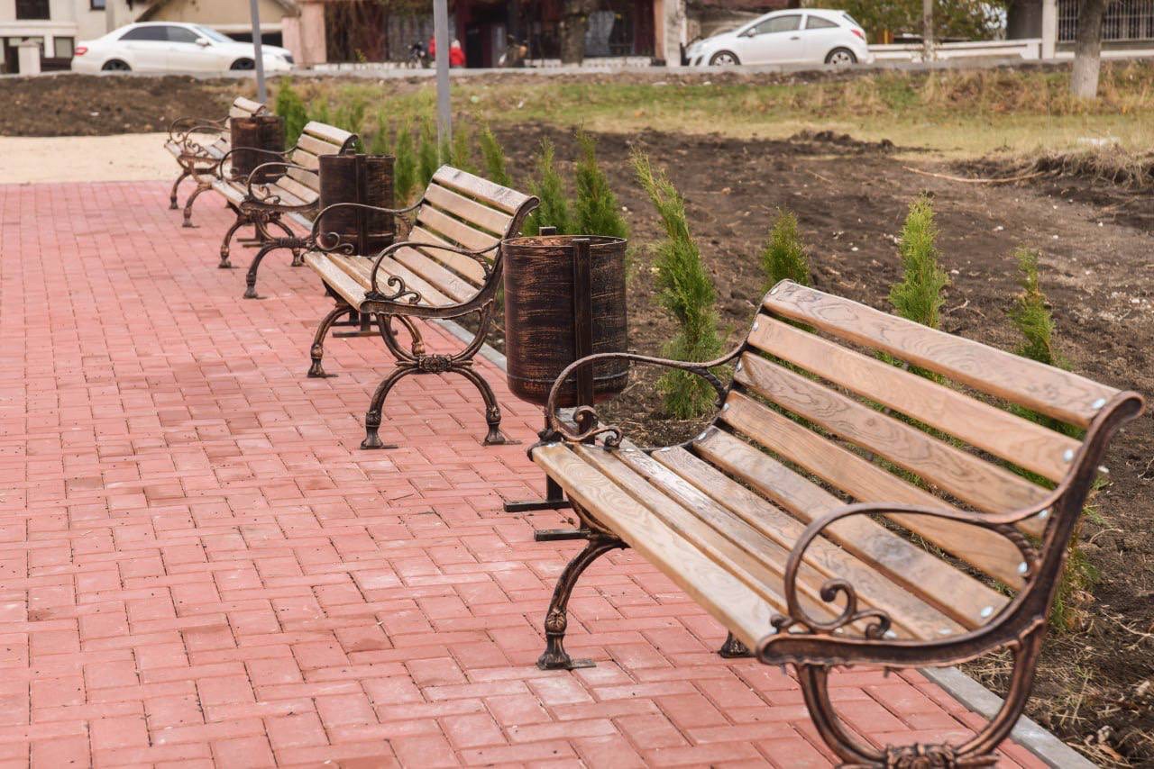 FOTO // Eveniment multașteptat în satul Piatra din Orhei: S-au finalizat lucrările de construcție a estradei de vară și de reamenajare a parcului