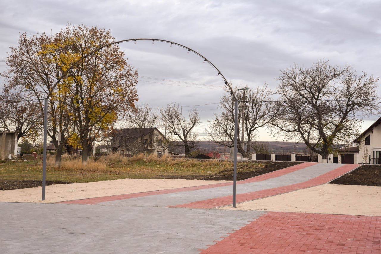 FOTO // Eveniment multașteptat în satul Piatra din Orhei: S-au finalizat lucrările de construcție a estradei de vară și de reamenajare a parcului
