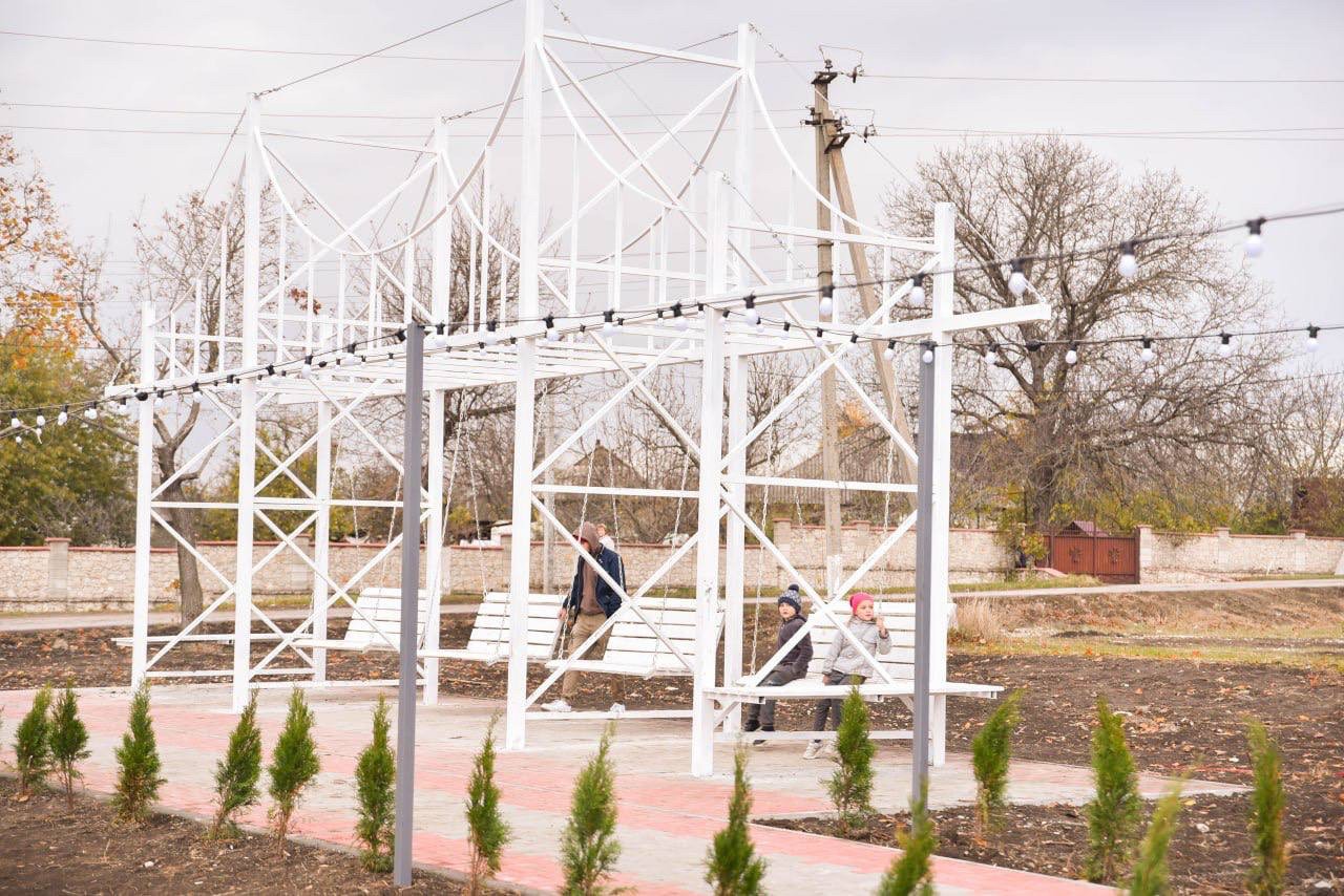 FOTO // Eveniment multașteptat în satul Piatra din Orhei: S-au finalizat lucrările de construcție a estradei de vară și de reamenajare a parcului