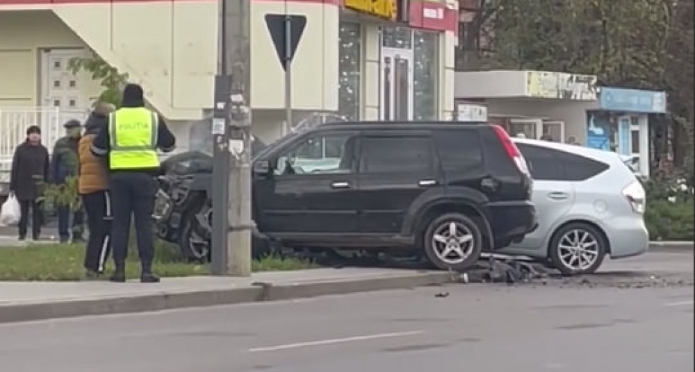 Un copil a furat ieri mașina unchiului său, iar azi a provocat un accident rutier