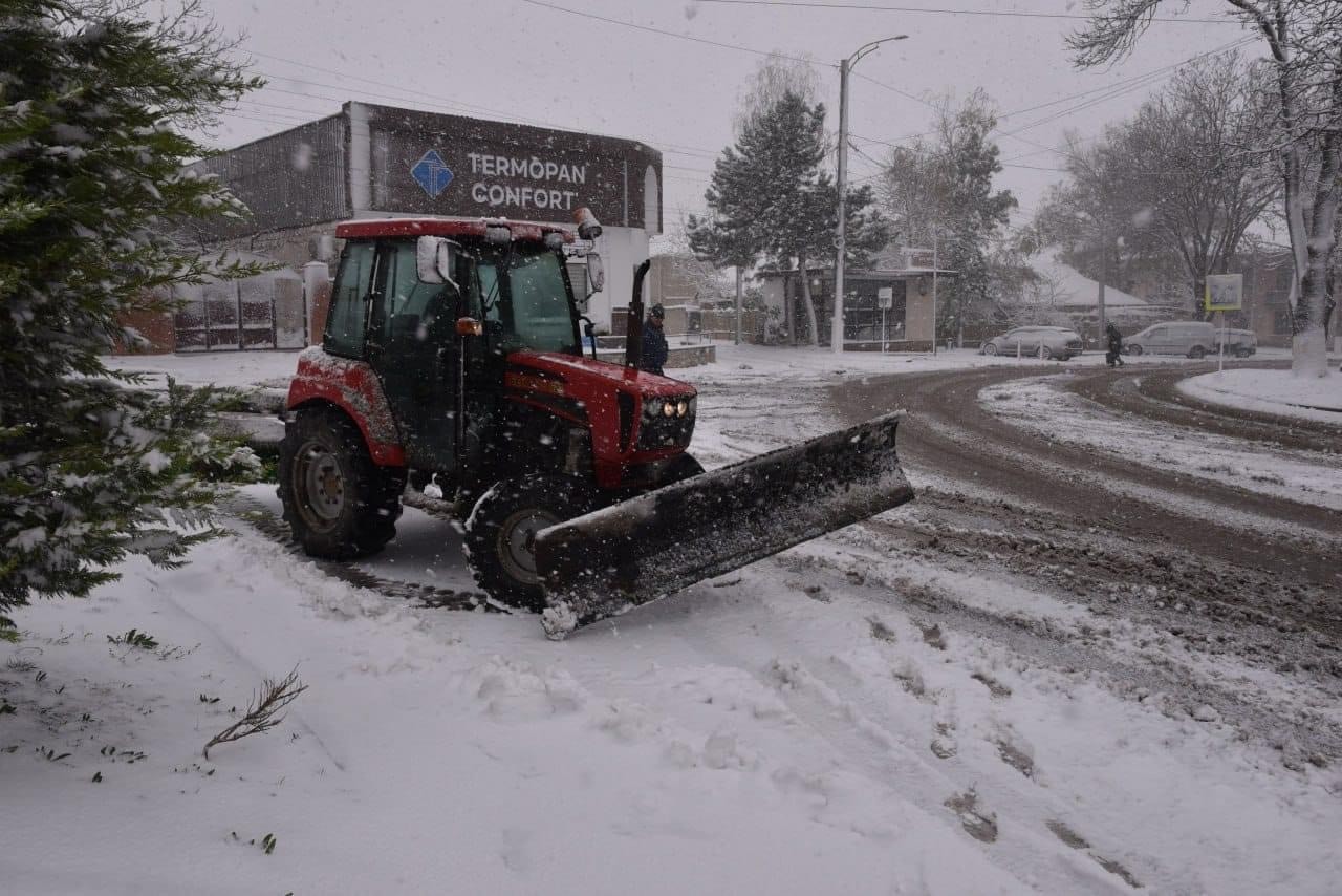 FOTO // În timp ce jumătate de țară este paralizată, la Orhei se circulă în regim normal. Autoritățile acționează la capacitate maximă