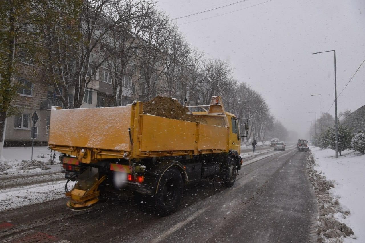 FOTO // În timp ce jumătate de țară este paralizată, la Orhei se circulă în regim normal. Autoritățile acționează la capacitate maximă