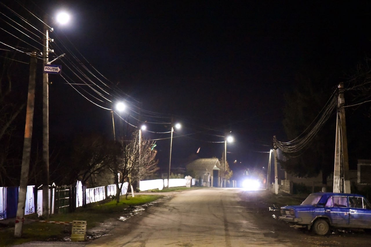 Iluminat stradal modern instalat în satul Coteala din raionul Briceni. Proiect realizat cu suportul echipei lui Șor