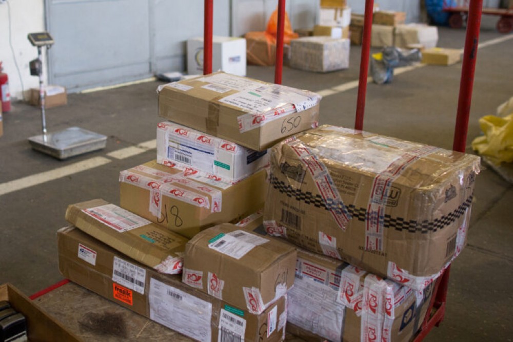PRECIZARE // Coletele sub 150 de euro NU achită taxe de import