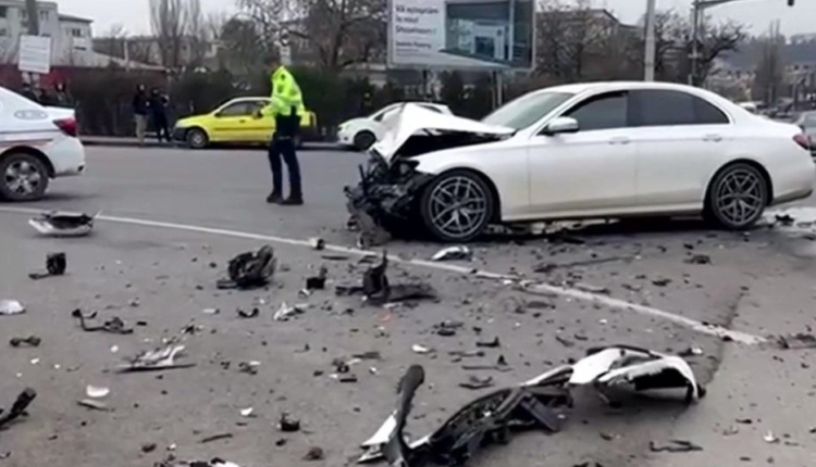 Doi moldoveni n-au împărțit un drum de la Iași. Un Mercedes și un Lexus, grav avariate