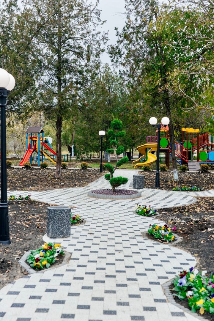 FOTO // Un parc frumos cu havuz în Ferapontievca din Găgăuzia. Proiect realizat de echipa Evgheniei Guțul, cu sprijinul lui Șor