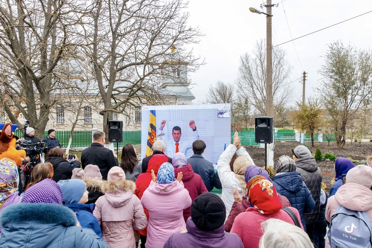 FOTO // Un parc frumos cu havuz în Ferapontievca din Găgăuzia. Proiect realizat de echipa Evgheniei Guțul, cu sprijinul lui Șor