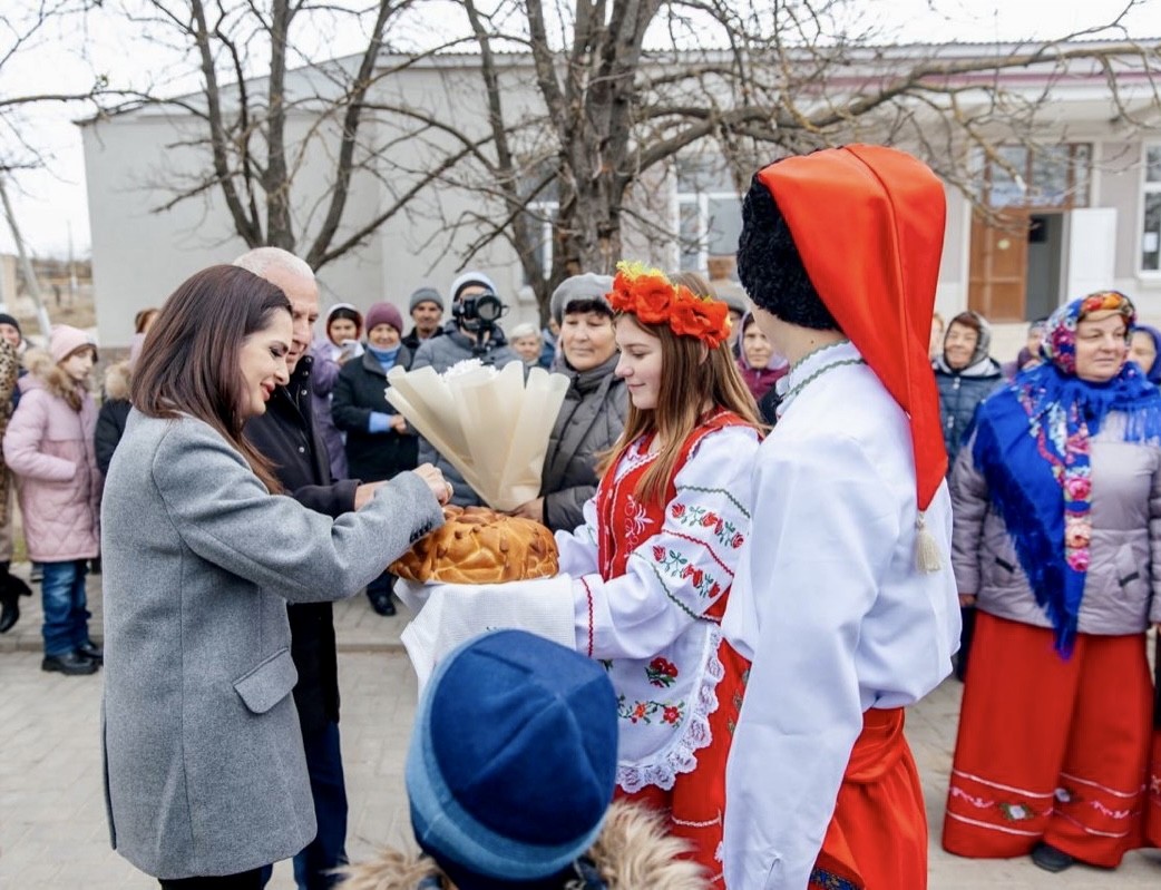 FOTO // Un parc frumos cu havuz în Ferapontievca din Găgăuzia. Proiect realizat de echipa Evgheniei Guțul, cu sprijinul lui Șor