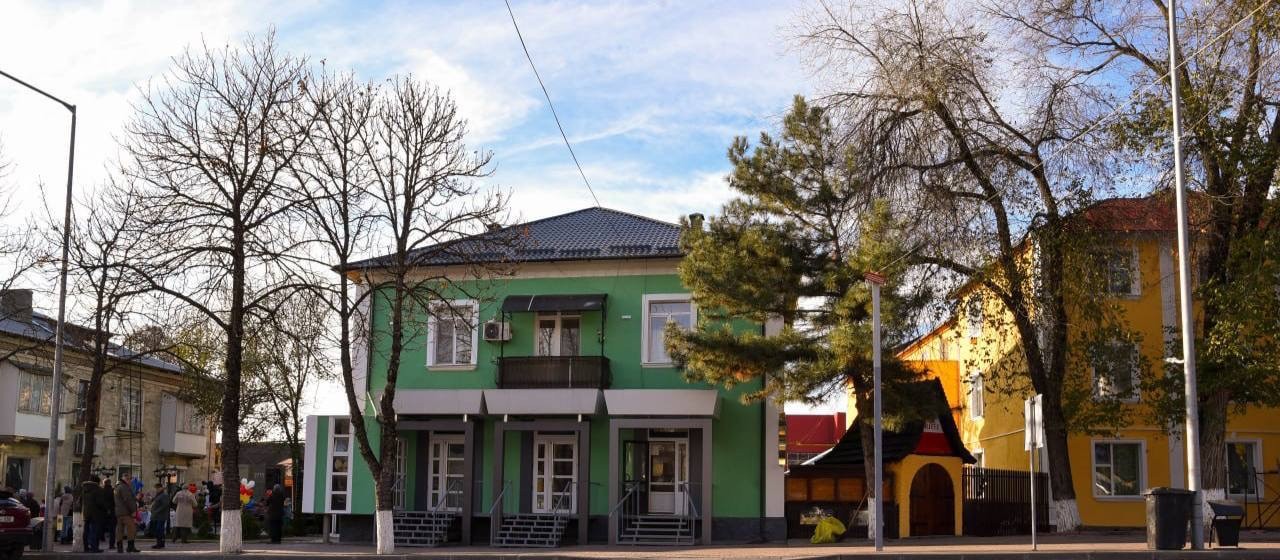 FOTO // Premieră în Moldova. La Orhei se implementează un proiect grandios de reconstrucție a fațadelor blocurilor de locuit