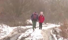 Merg în fiecare zi câte cinci kilometri pe jos, pentru a ajunge la școală. Drama unor copii din sudul țării