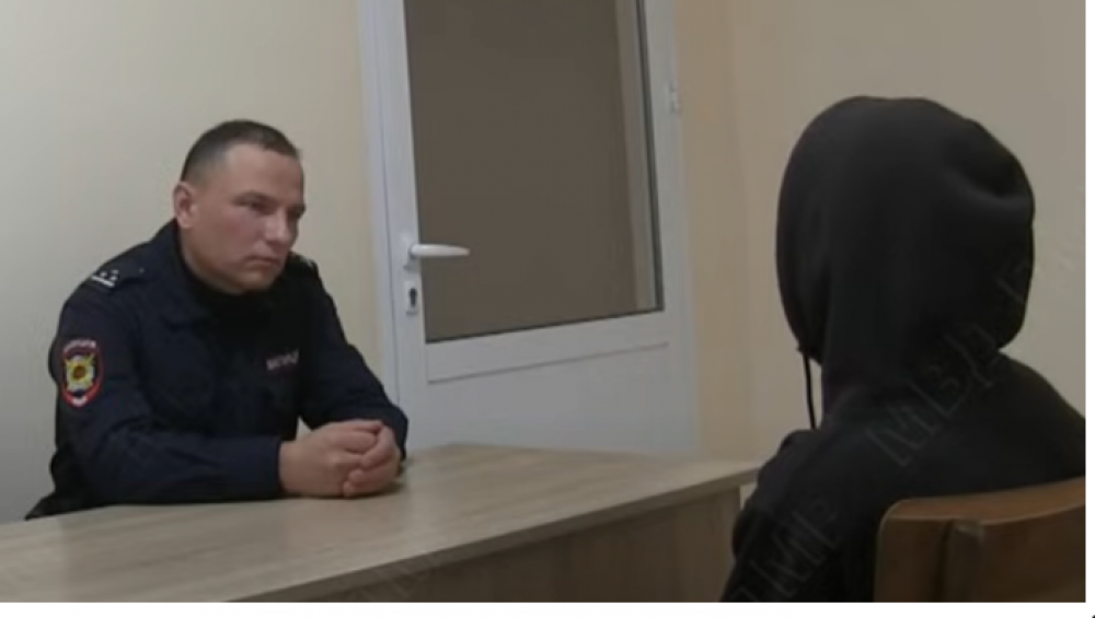 Adolescent de 15 ani reținut de poliție după ce și-a bătut mama pentru că aceasta consuma alcool